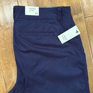NWT CROWN AND IVY CROP PANTS. NAVY BLUE